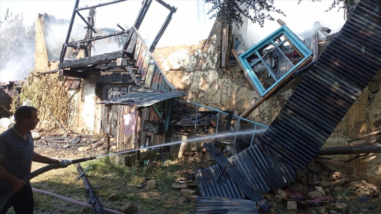 Isparta'da Kahreden Yangın: Ahşap Ev Küllerini Kaldırdı