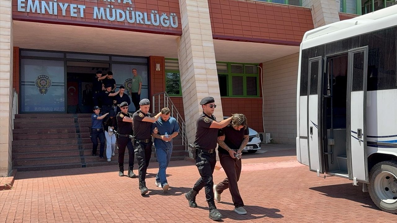 Isparta'da Yan Bakma Kavgası: 3 Yaralı, 2 Tutuklu