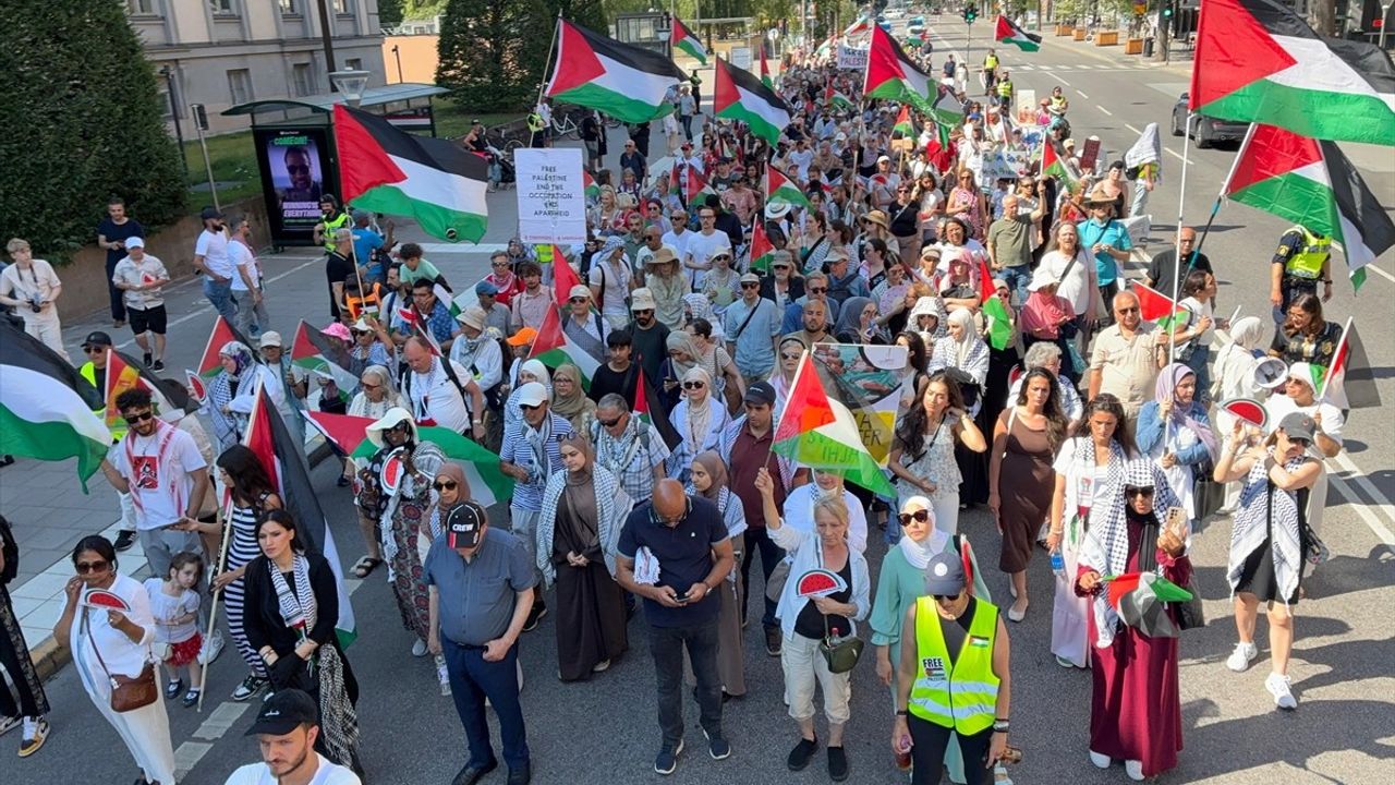 İsrail'in Gazze Saldırıları İsveç'te Protesto Edildi