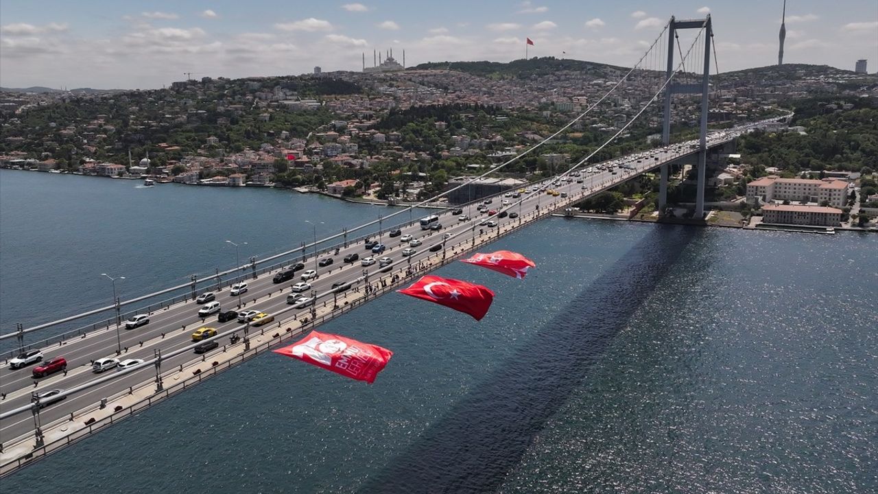 İstanbul Boğazı'ndaki Köprülere Türk Bayrağı Asıldı