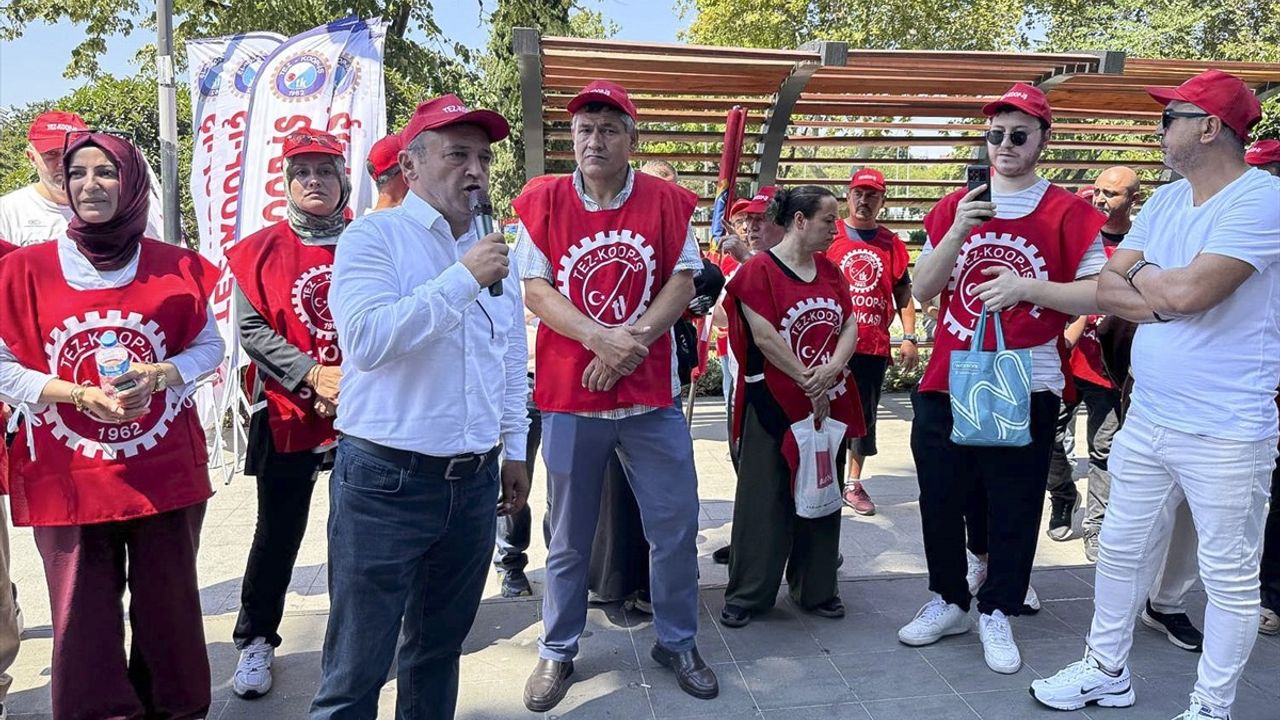 İstanbul'da Kamu İşçileri Zam Görüşmelerini Protesto Etti