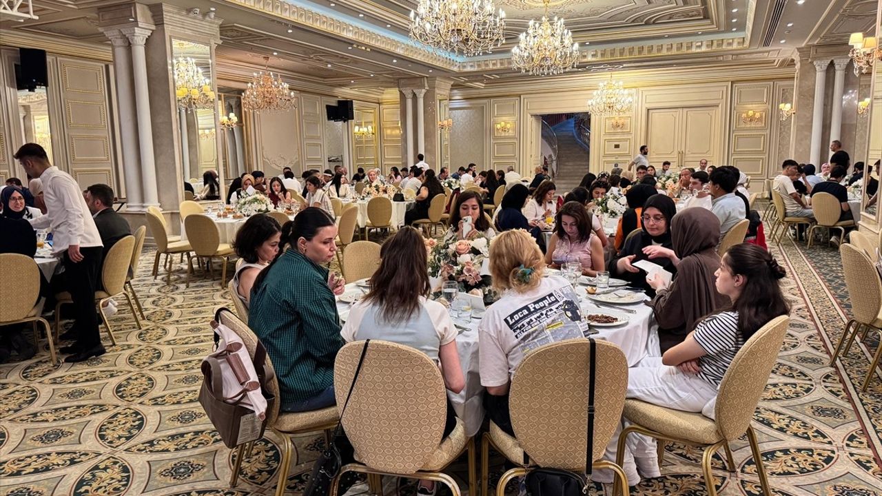 İstanbul'da Öğrencilere Motivasyon Yemeği Düzenlendi