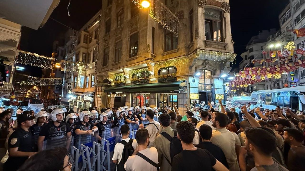 İstanbul'da STK'lar Karikatür Tepkisi Verdi