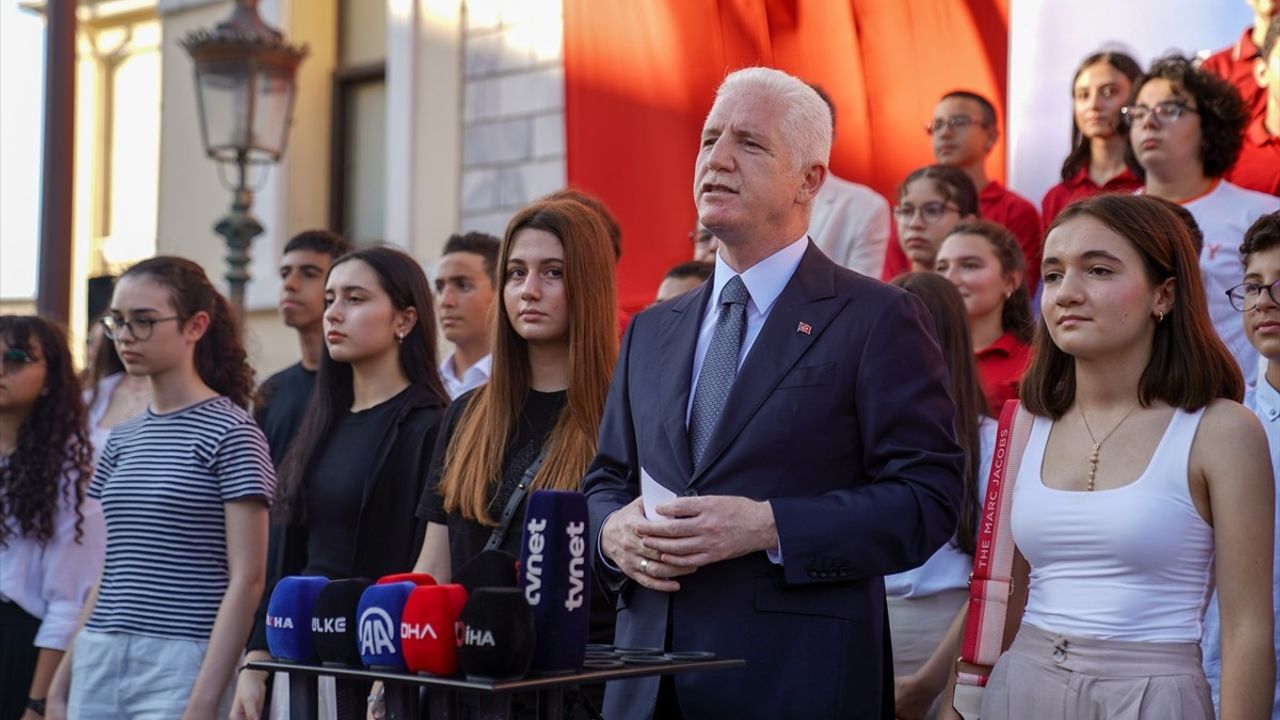 İstanbul Valisi Gül, LGS'de Tam Puan Alan Öğrencileri Ödüllendirdi
