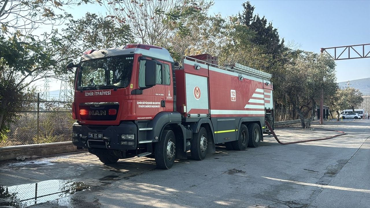 İzmir Bornova'daki Otluk Alan Yangını Kontrol Altına Alındı