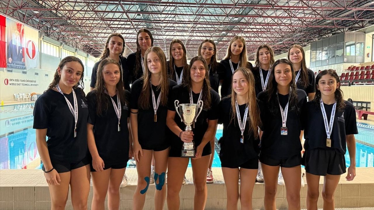 İzmir Büyükşehir Belediyespor 16 Yaş Altı Kızlar Sutopu Ligi'nde Şampiyon Oldu