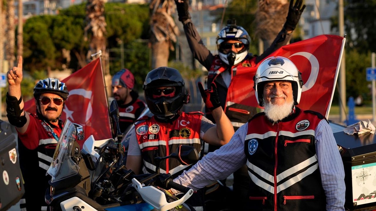 İzmir'de 15 Temmuz İçin Motosiklet ve Bisiklet Turu Düzenlendi