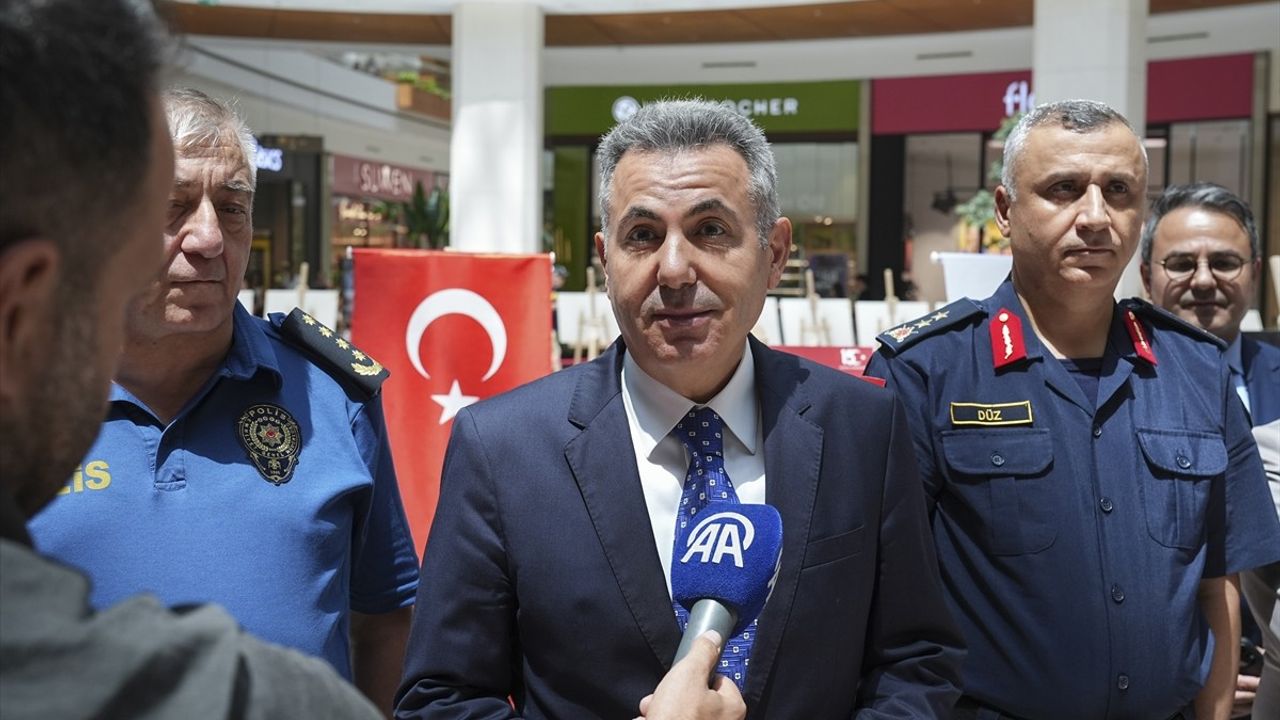 İzmir'de '15 Temmuz' Temalı Fotoğraf Sergisi Açıldı
