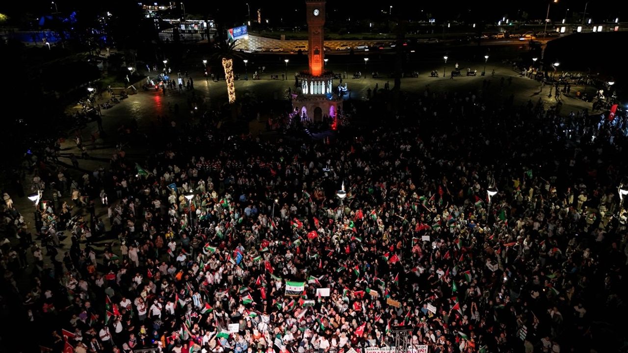 İzmir'de Gazze İçin Yürüyüş Düzenlendi