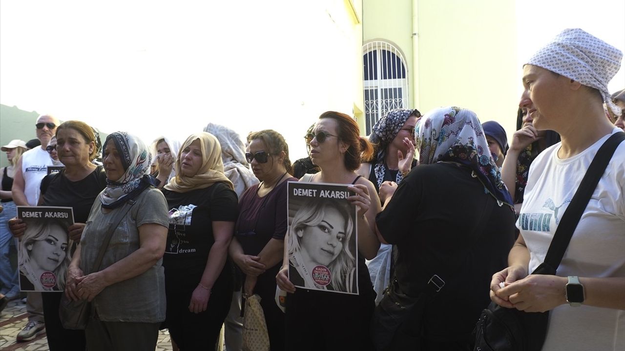 İzmir'de Kadın Cinayeti: Demet Akarsu'nun Cenazesi Toprağa Verildi