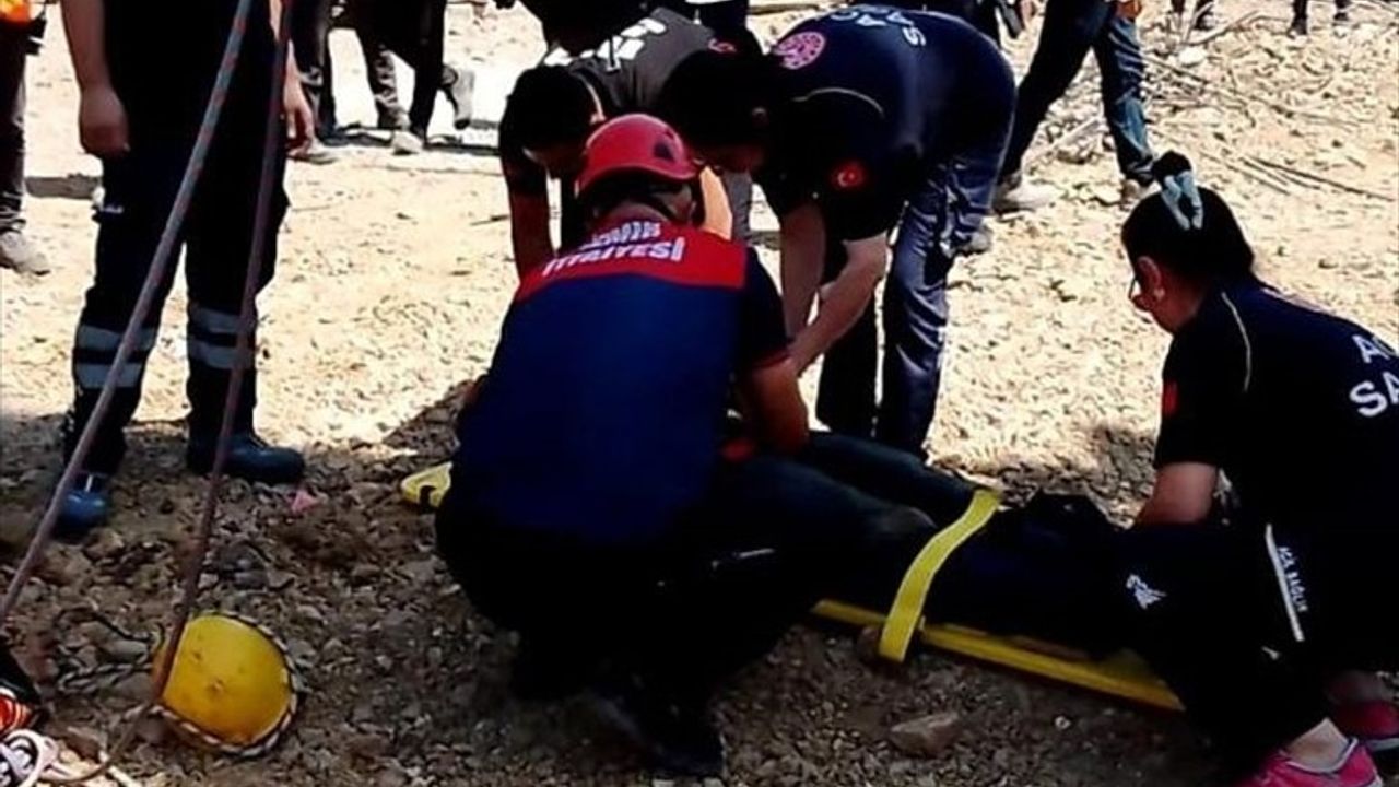 İzmir'de Kuyuya Düşen Adam İtfaiye Ekiplerince Kurtarıldı