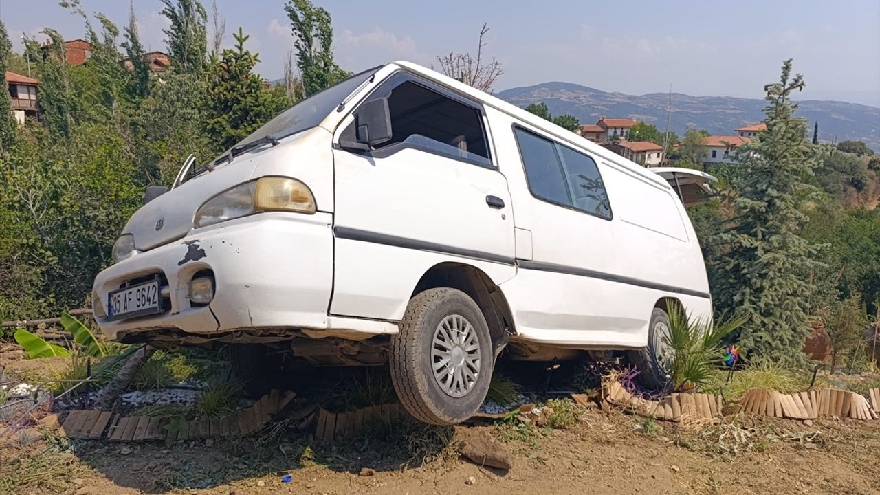 İzmir'de Panelvanın Altında Kalan İşçi Hayatını Kaybetti
