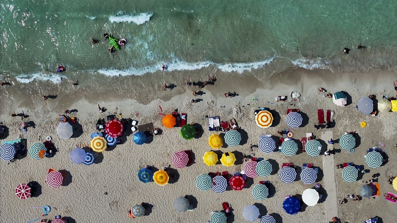 İzmir'de Sıcak Hava Dalgası; Çeşme Sahilleri Dolu