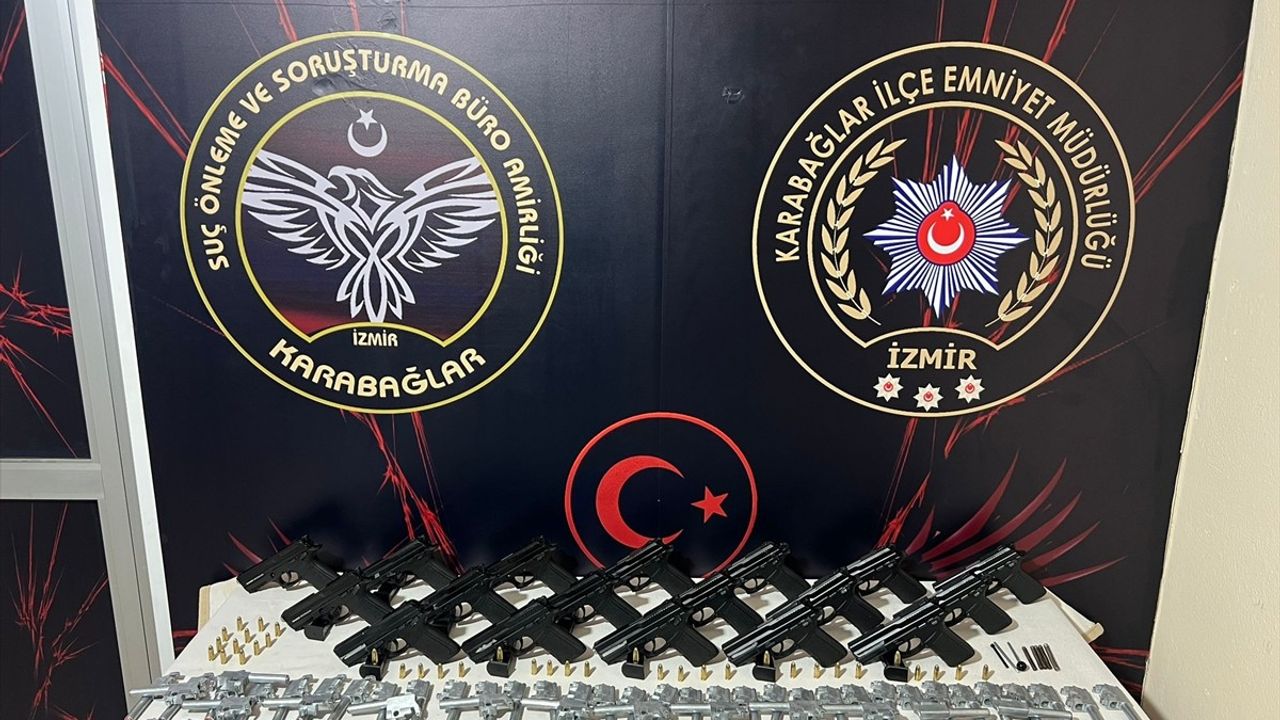 İzmir'de Silah Kaçakçılığı Operasyonu: Baba ve İki Oğlu Yakalandı