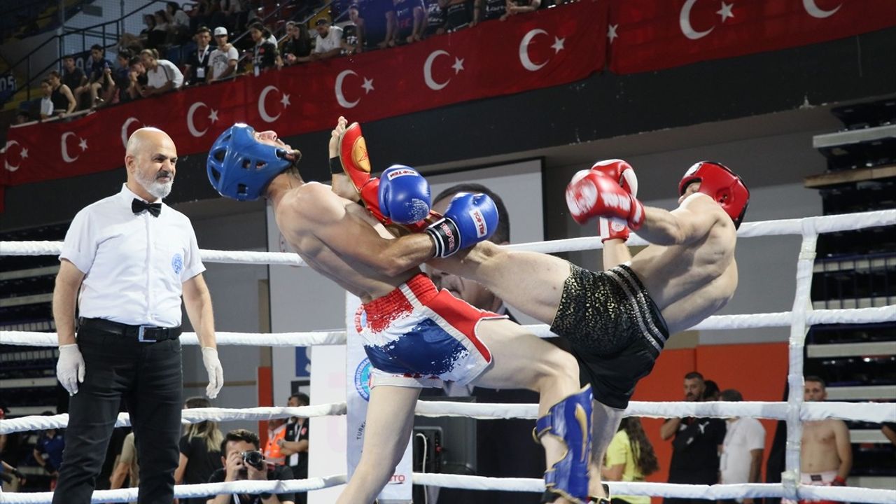 İzmir'de Türkiye Kick Boks Şampiyonası Heyecanı Başladı