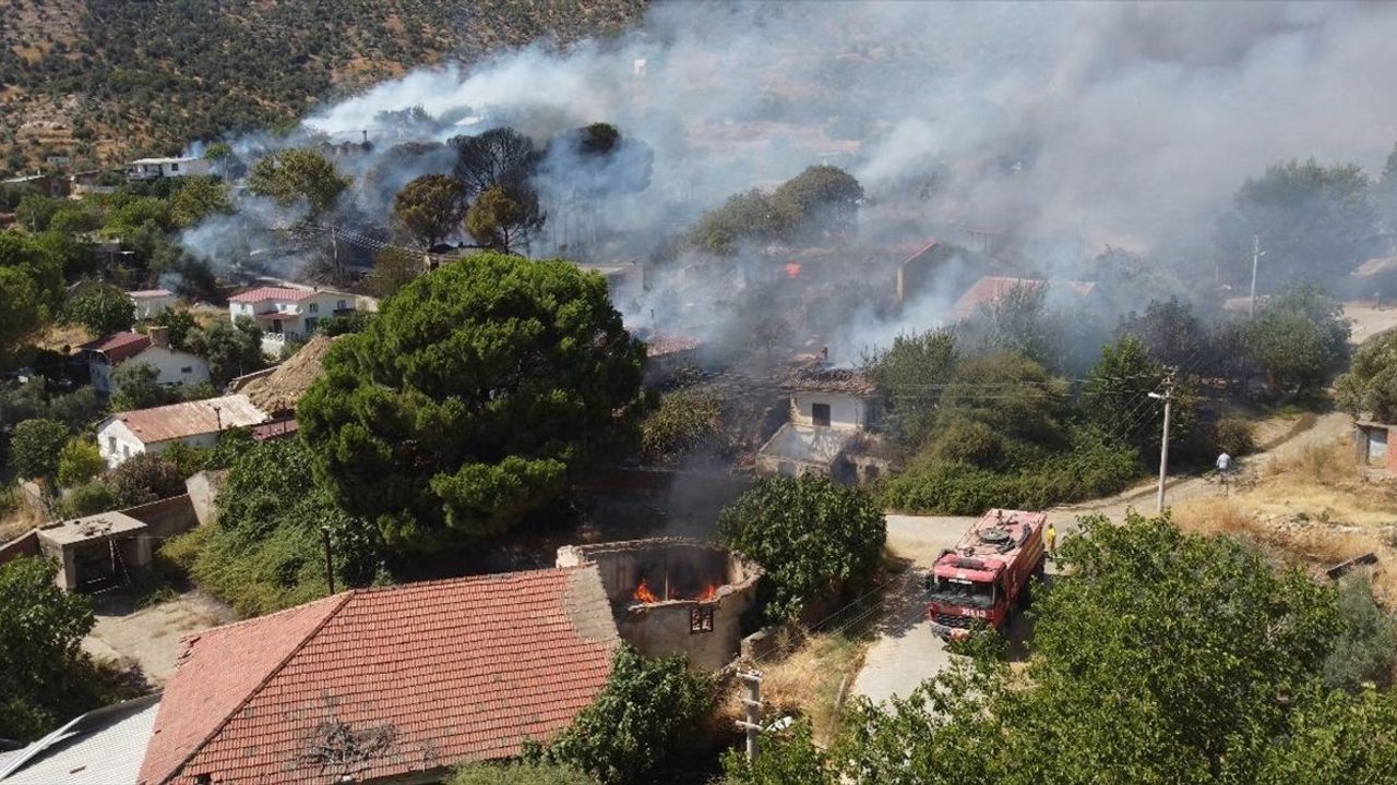 İzmir'de Yangın Sonrası Hasar Tespit Çalışmaları Başlatıldı