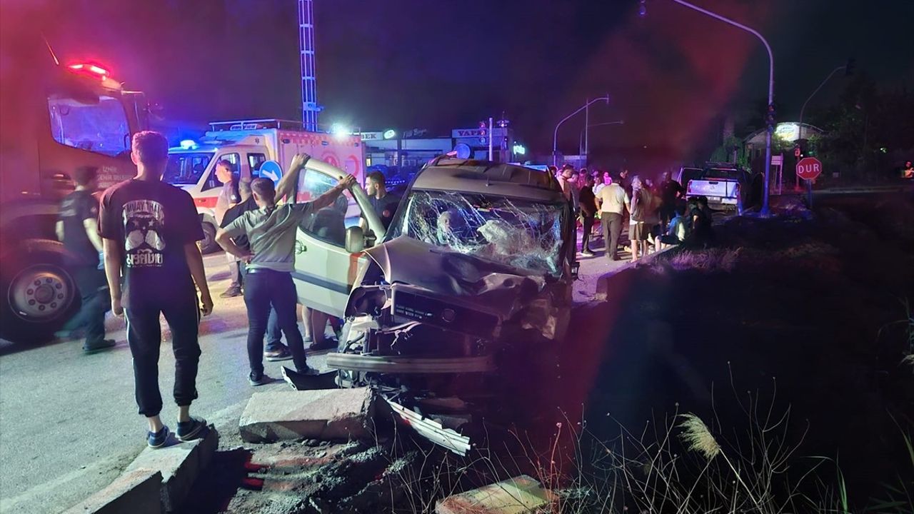 İzmir'deki Feci Trafik Kazaları: 1 Ölü, 15 Yaralı