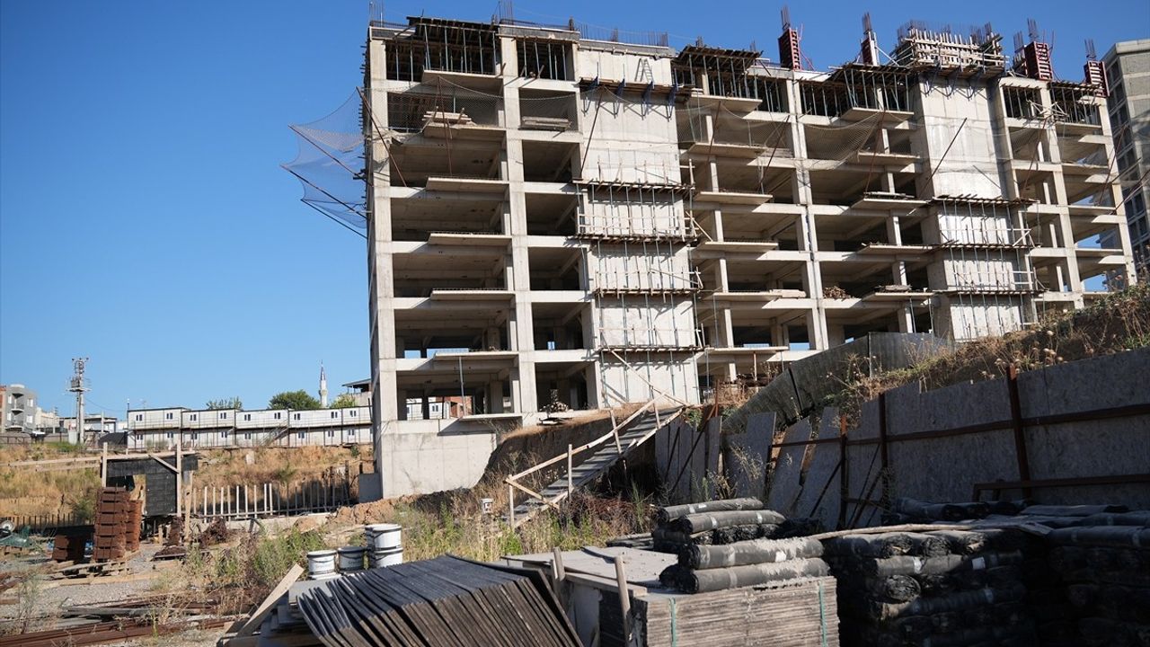 İzmir'deki Kooperatif Mağdurları, İmamoğlu'na Tepki Gösterdi