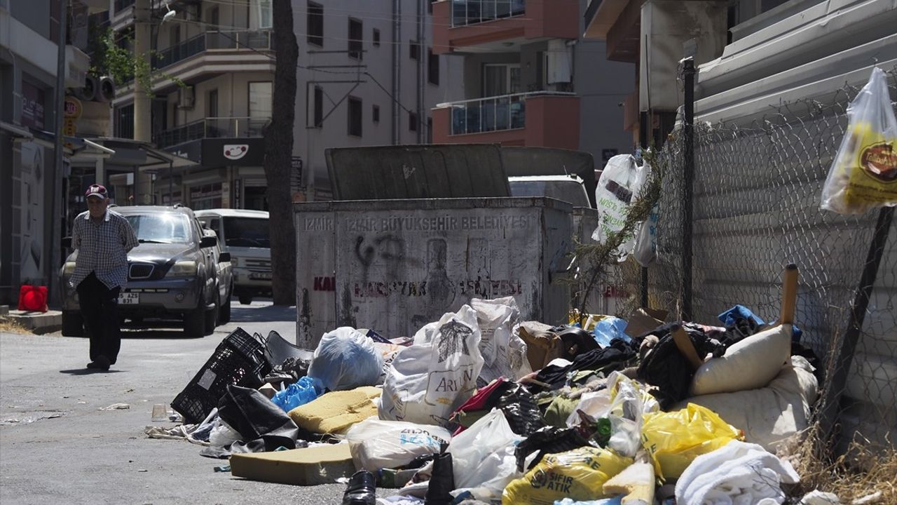 İzmir Karşıyaka'da Çöp Krizi: Vatandaşlar Tepkili