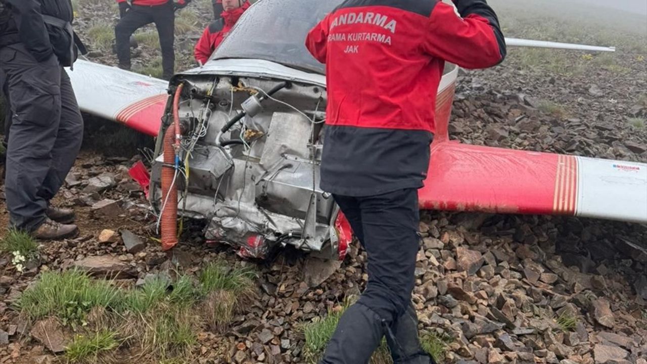 Kaçkar Dağları'nda Uçak Kazası: Enkaz Bulundu ve Yaralı Kurtarıldı