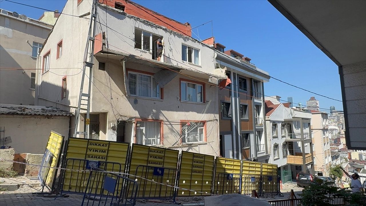 Kağıthane'de Balkonu Çöken Bina Tahliye Edildi