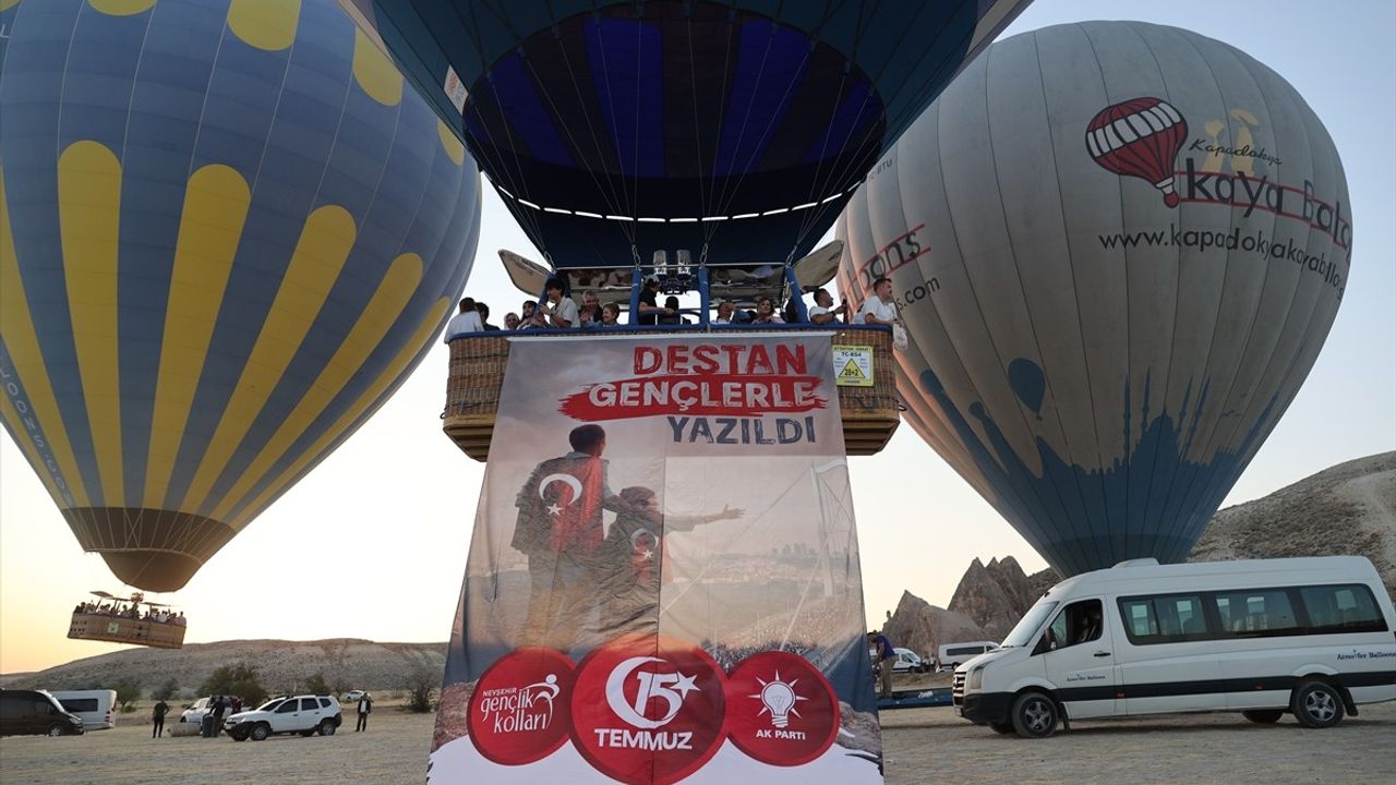 Kapadokya'da 15 Temmuz İçin Özel Sıcak Hava Balonu Kutlaması