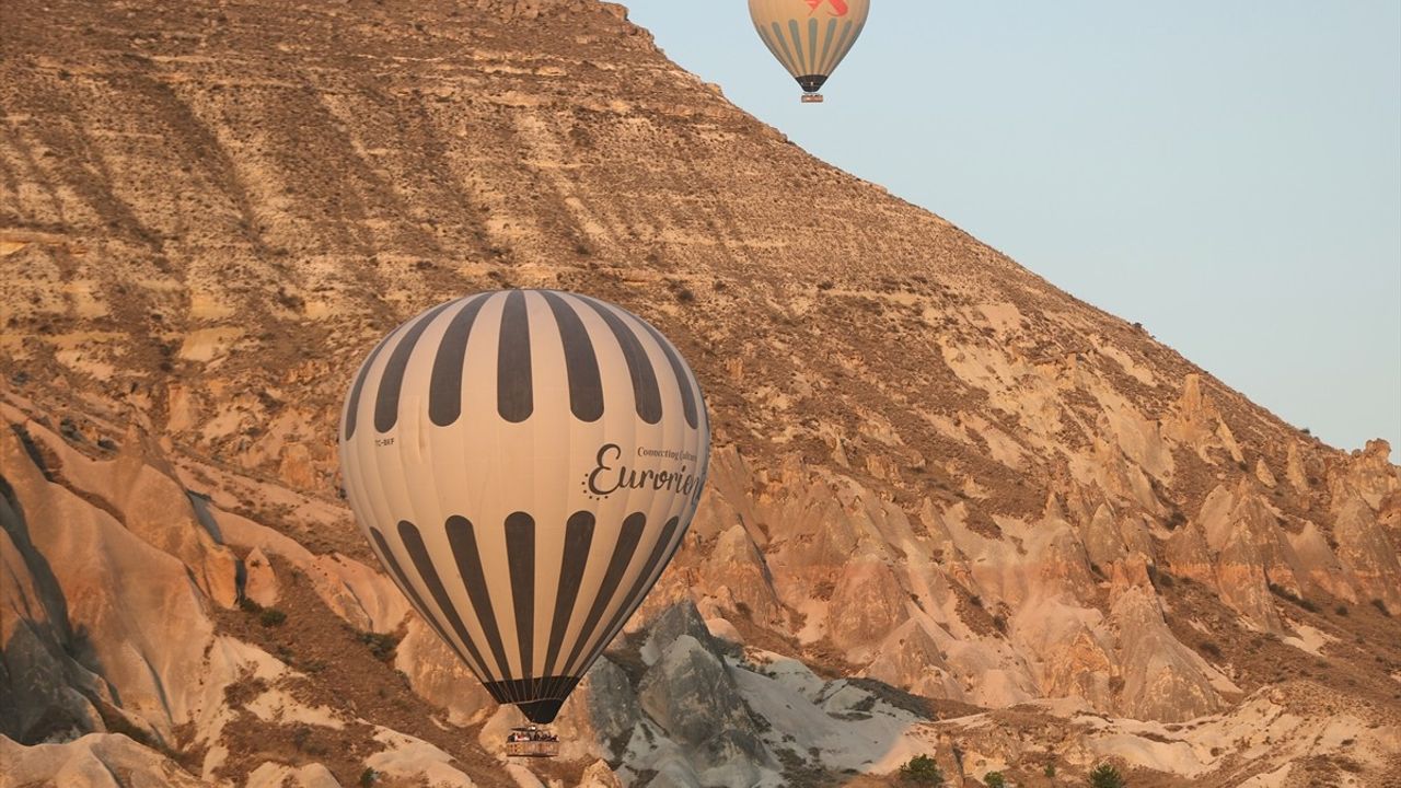 Kapadokya'da Sıcak Hava Balonu Turu İle Gökyüzünden Keşif