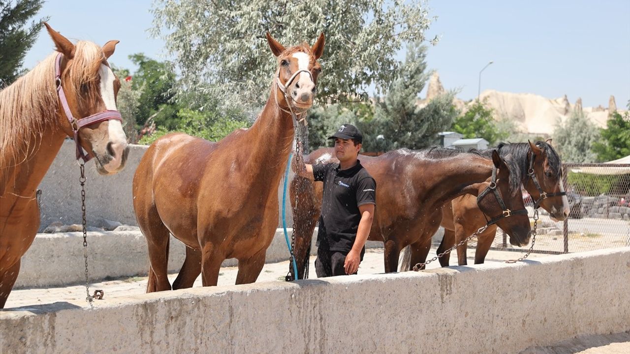 Kapadokya'da Sıcak Havalar Turistleri Sakinliğe İtebiliyor
