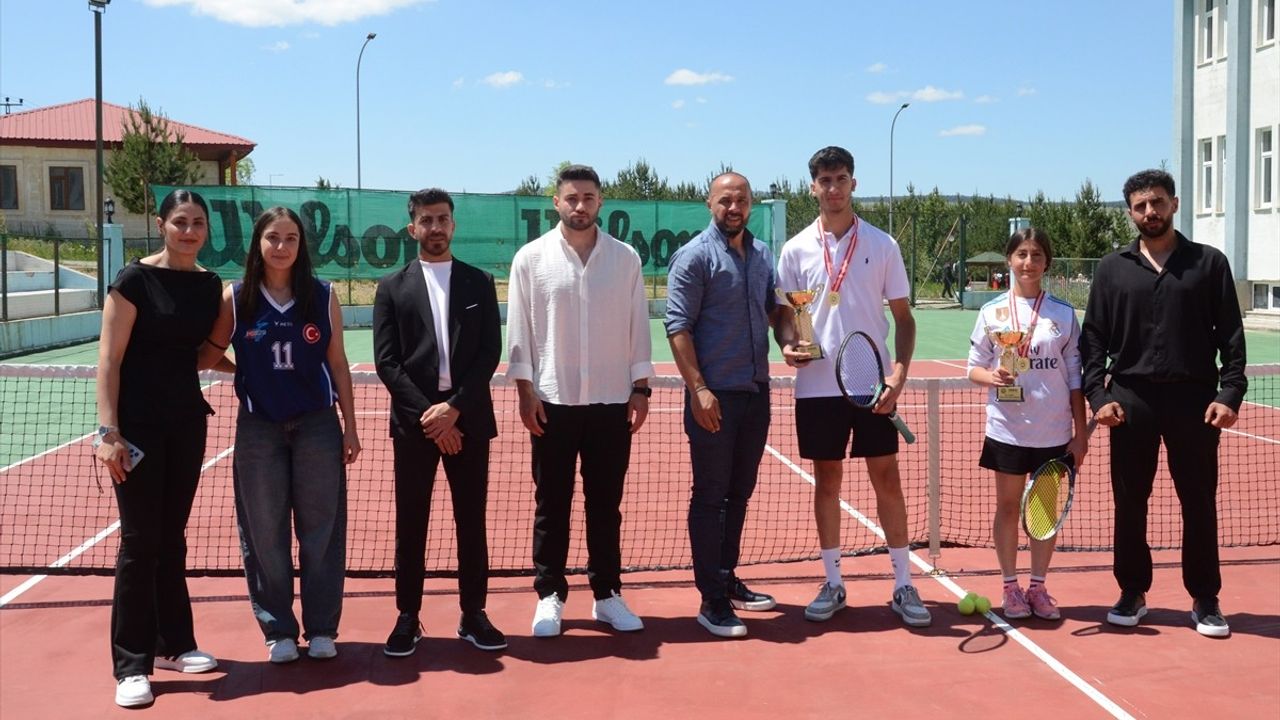 Kars'ta İhtiyaç Sahiplerine Destek İçin Tenis Turnuvası Düzenlendi