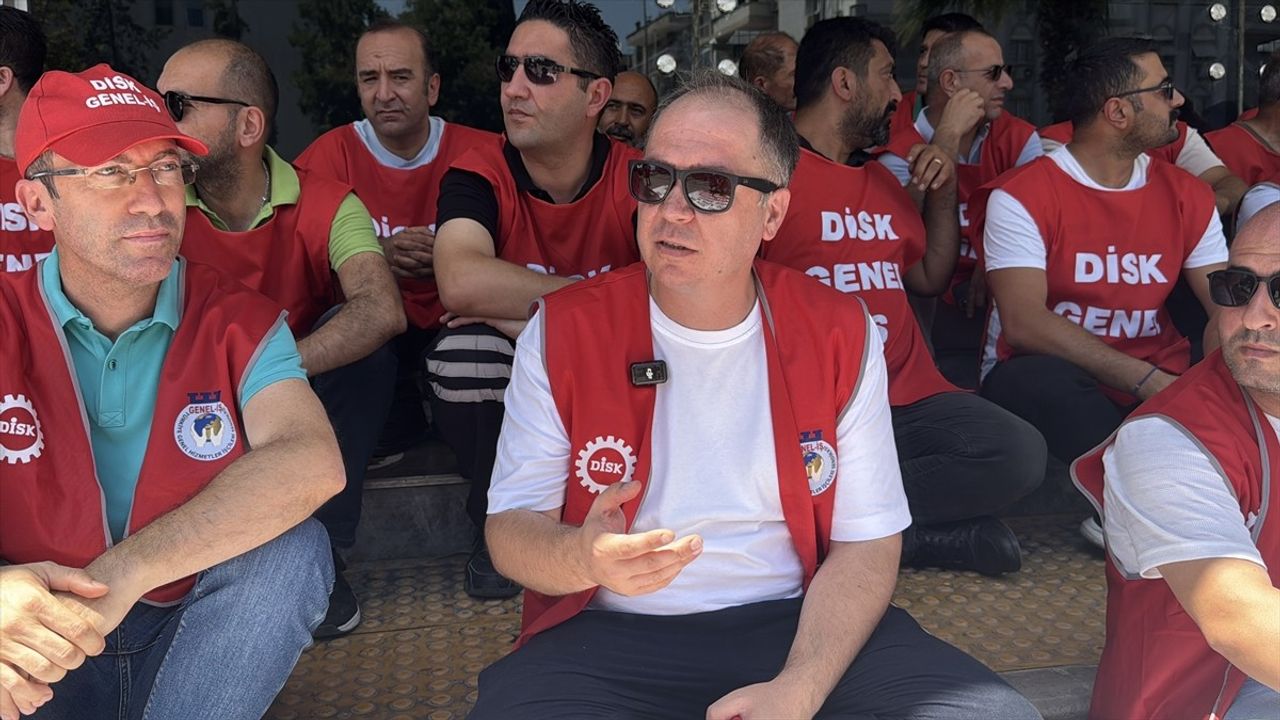 Karşıyaka Belediyesi İşçileri Maaşlar İçin Eylem Yaptı