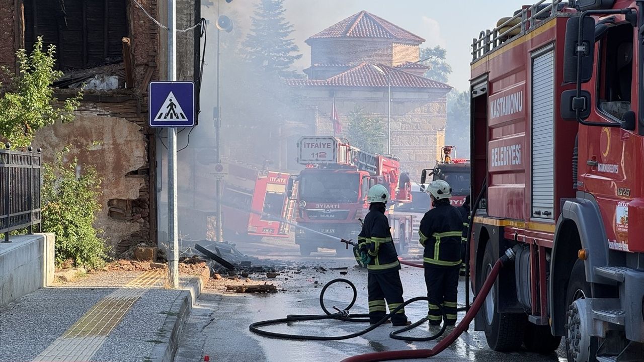 Kastamonu'da Metruk Binada Yangın Çıktı