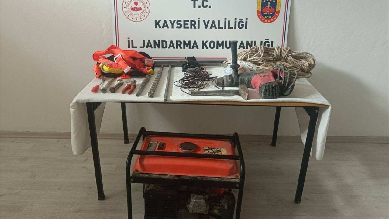 Kayseri'de İzinsiz Kazı Yapan Üç Şüpheli Yakalandı