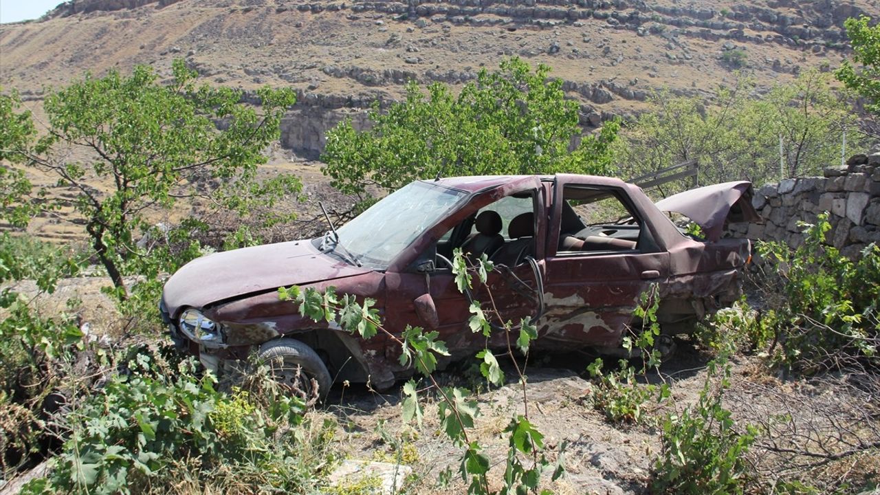 Kayseri'de Müstakil Evin Bahçesine Düşen Otomobilin Sürücüsü Yaralandı