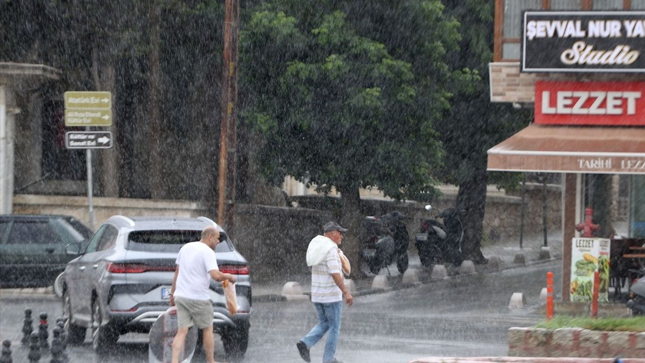 Kırklareli'de Sağanak Yağmur Hava Sıcaklığını Düşürdü
