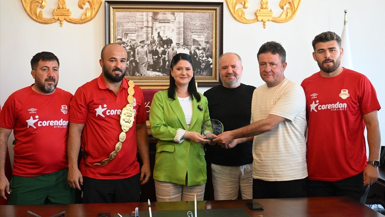Kırkpınar Başpehlivanı Orhan Okulu, Antalya'ya Döndü