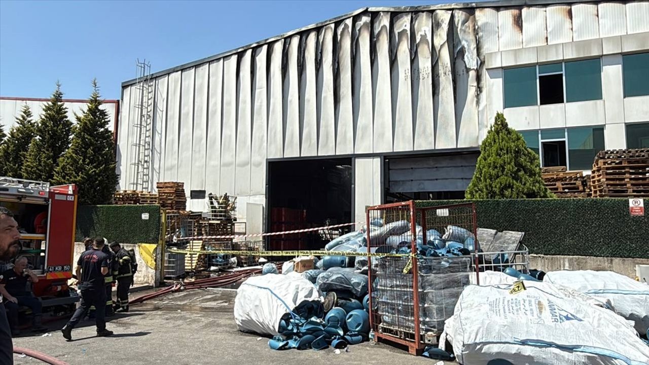Kocaeli Çayırova'da Fabrika Yangını Kontrol Altına Alındı