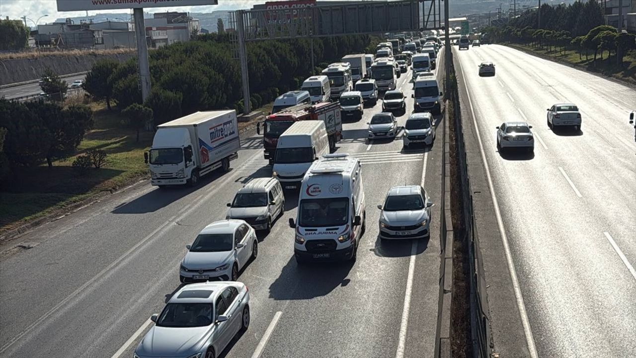 Kocaeli D-100'de Zincirleme Kaza: 1 Yaralı