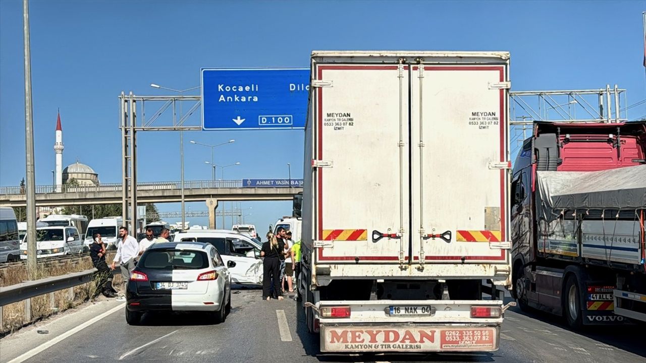 Kocaeli D-100 Kara Yolunda Zincirleme Trafik Kazası