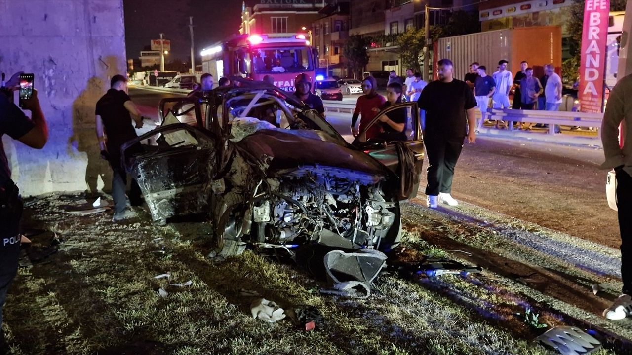 Kocaeli'de Köprü Ayağına Çarpan Otomobilde İki Yaralı