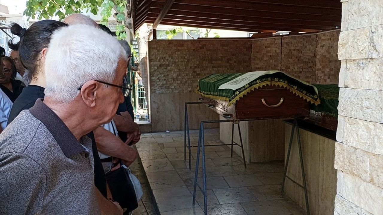 Kocaeli'de Silahlı Saldırıda Hayatını Kaybeden Baba ve Oğlu Toprağa Verildi