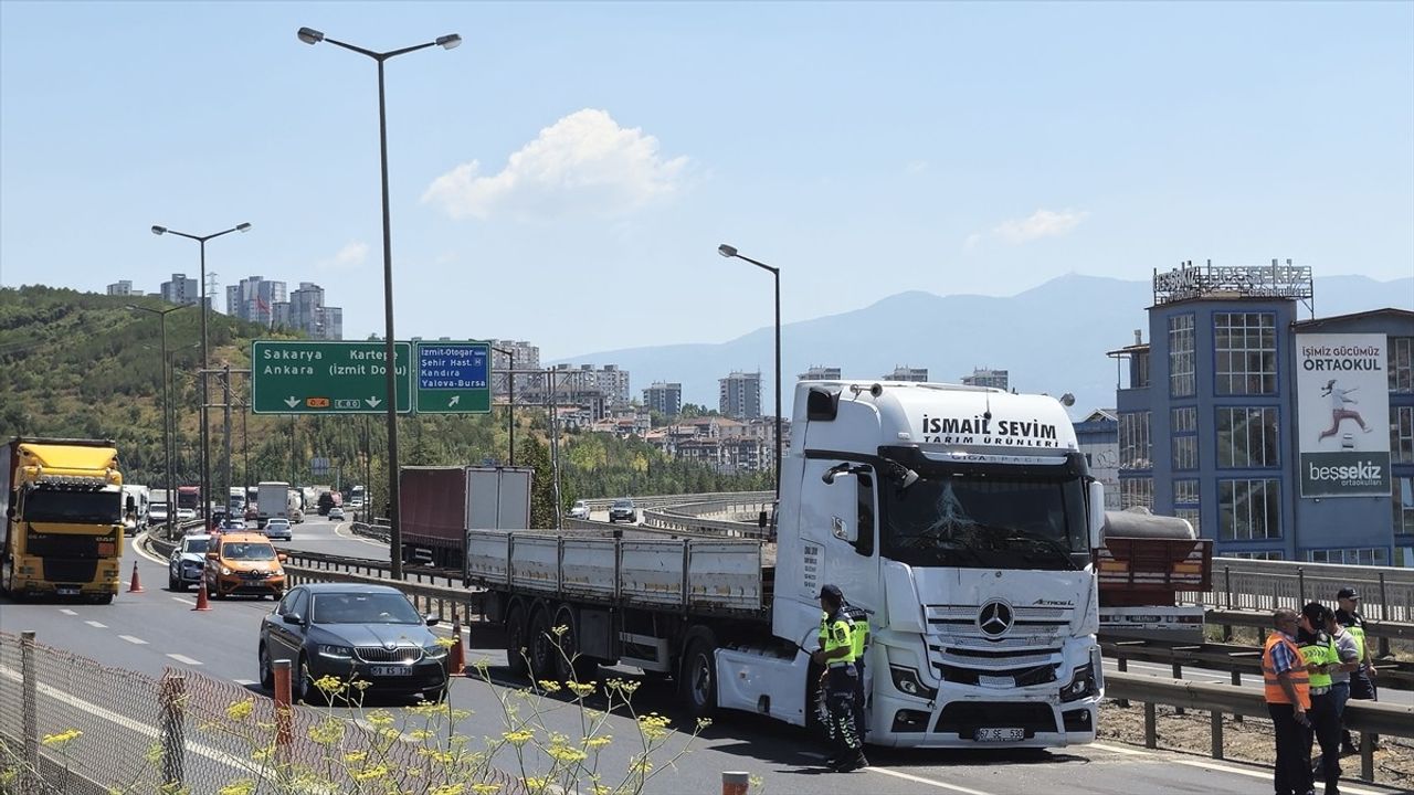 Kocaeli'de Zincirleme Trafik Kazası: 4 Yaralı