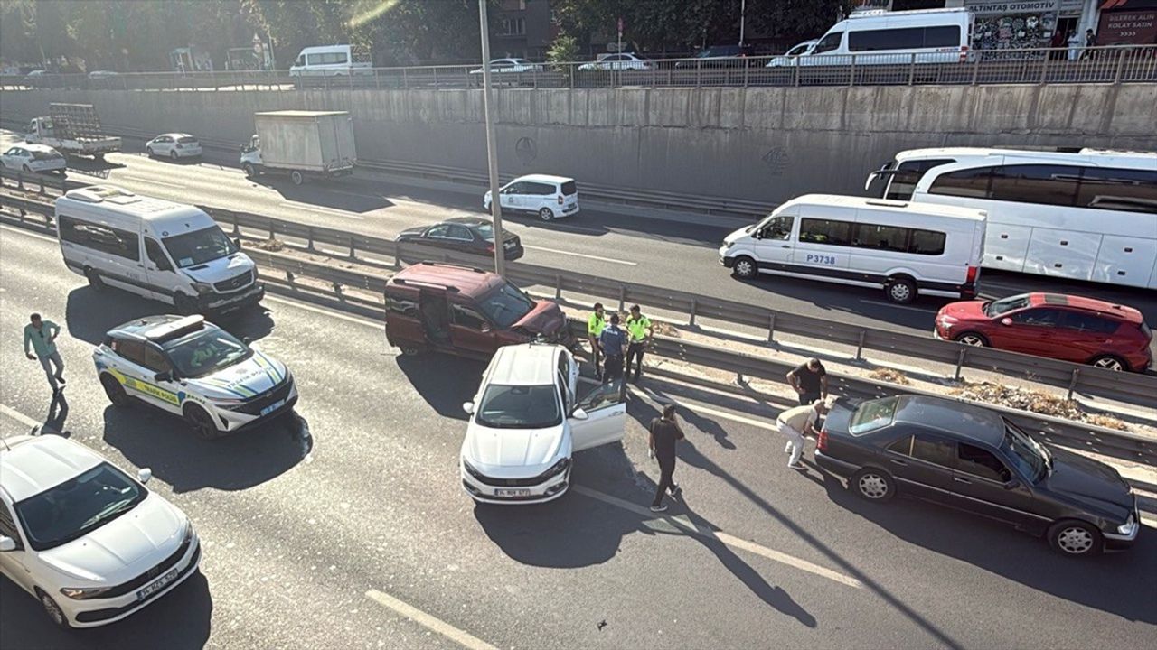 Kocaeli'de Zincirleme Trafik Kazası Ulaşımı Aksattı