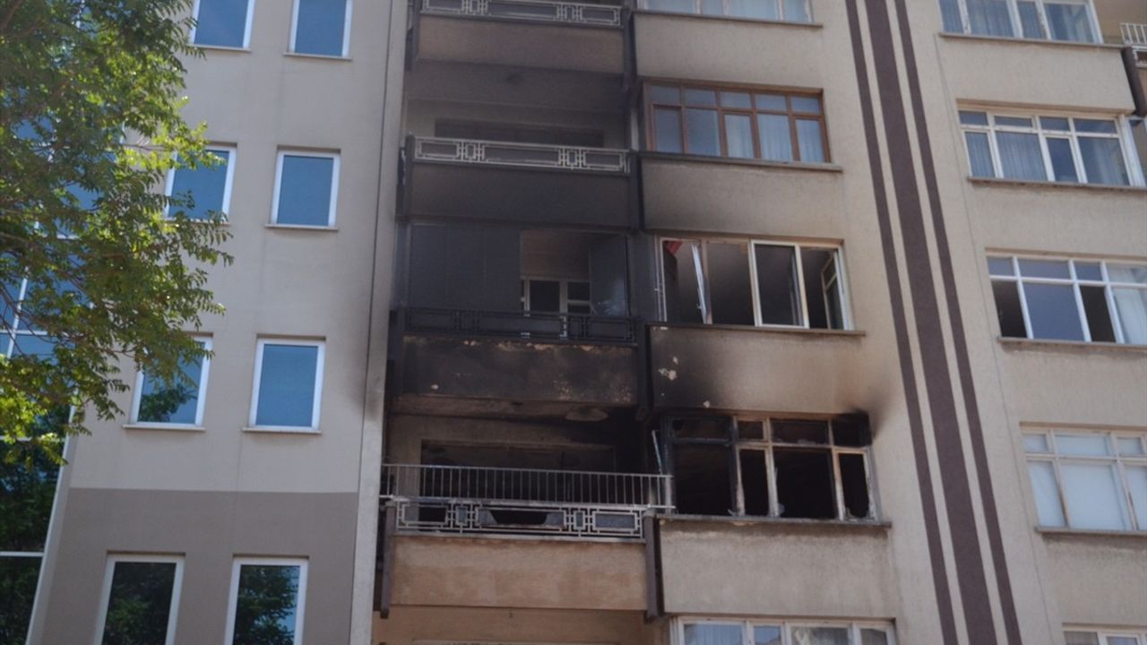 Konya'da Apartmanda Yangın: 5 Kişi Dumandan Etkilendi