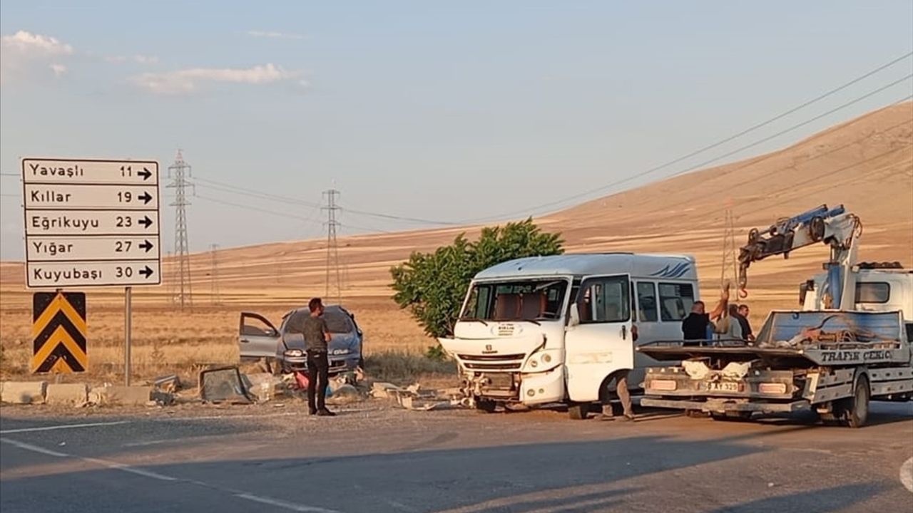 Konya'da Tarım İşçilerini Taşıyan Minibüs ile Otomobil Çarpıştı