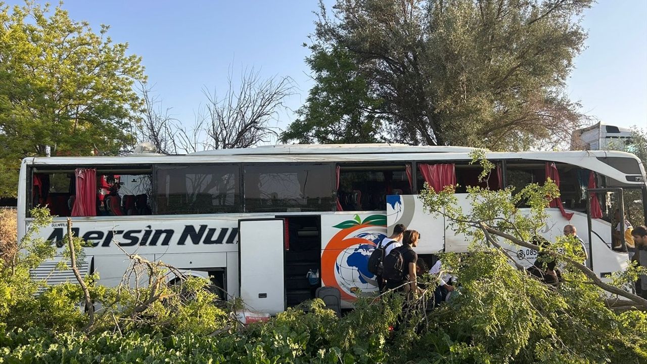 Konya'da Yolcu Otobüsü Ağaçlara Çarptı