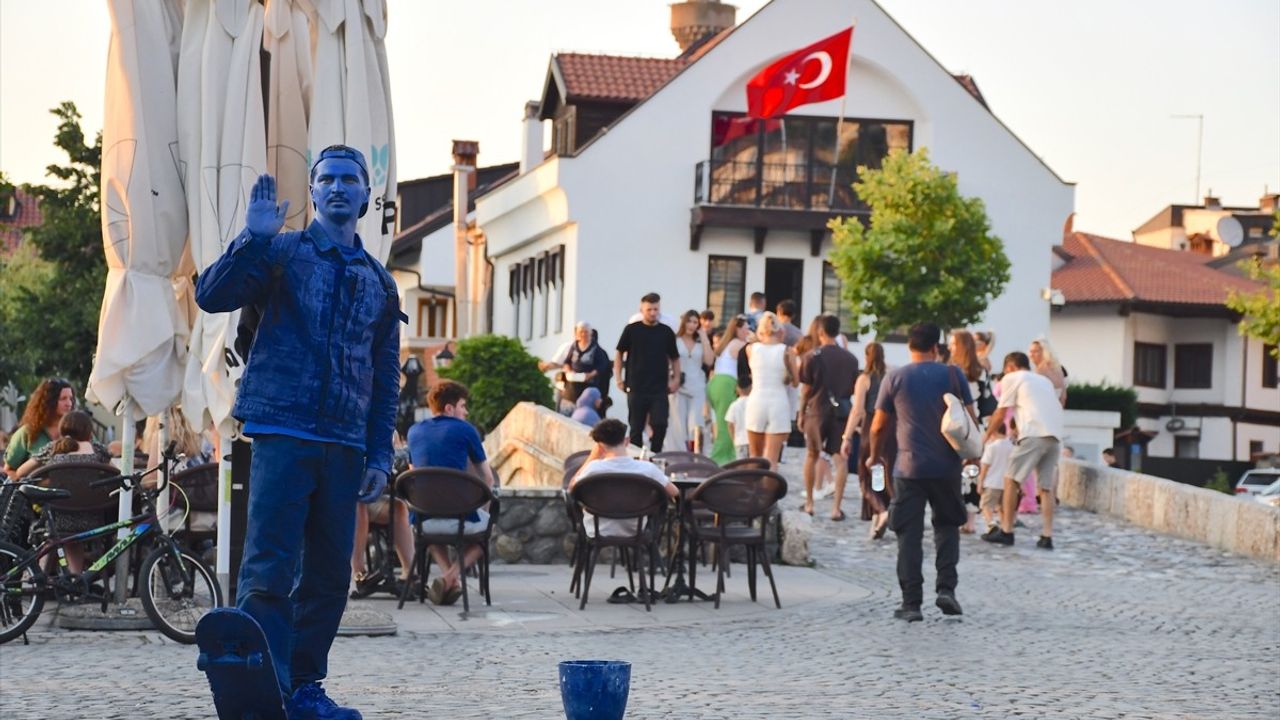 Kosova'da Canlı Heykel Performansı İzleyicilere Unutulmaz Anlar Yaşattı