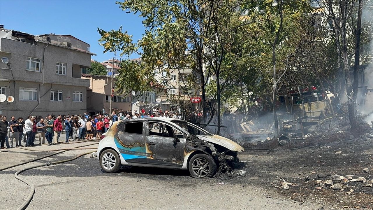 Küçükçekmece'de Gecekondudan Otomobile Sıçrayan Yangın Kontrol Altına Alındı