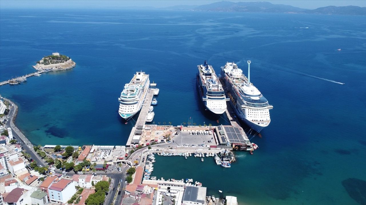 Kuşadası'nda Yüzen Otellerle Gelen 9 Bin 350 Turist