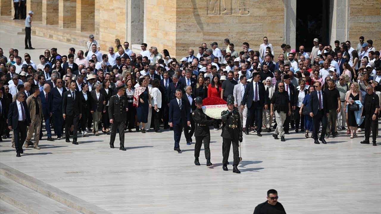 Lozan Barış Antlaşması'nın 102. Yıl Dönümünde Anıtkabir Ziyareti