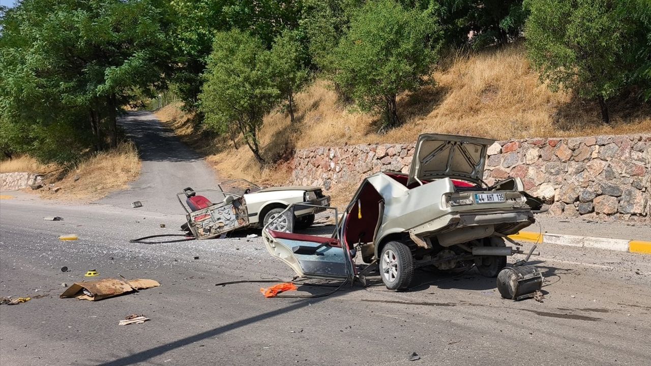 Malatya'da Elektrik Direğine Çarpan Araç İkiye Ayrıldı